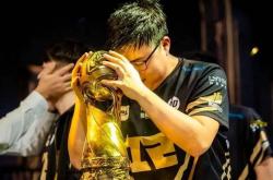 电子竞技选手Uzi备战决赛