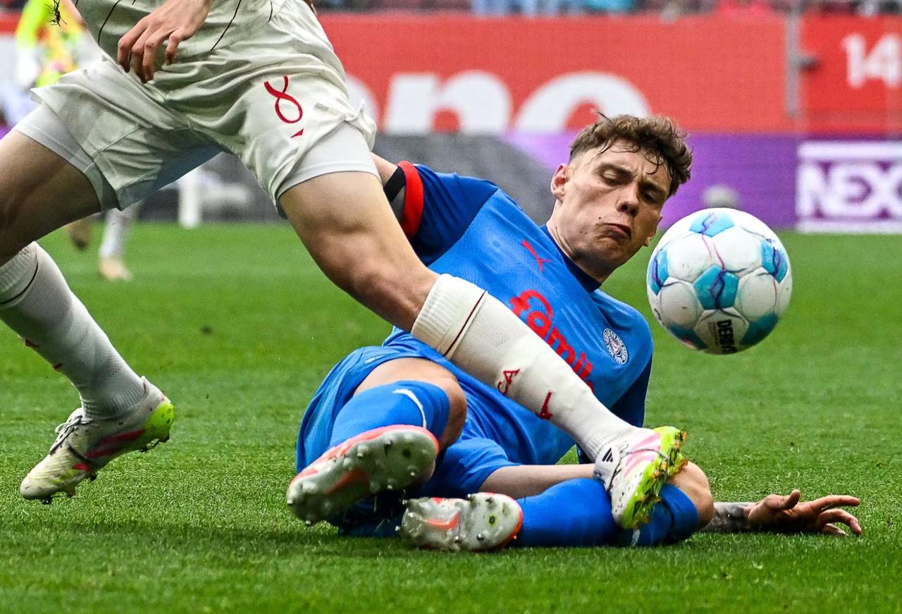 包含不莱梅中场受伤，或将缺席多场比赛的词条