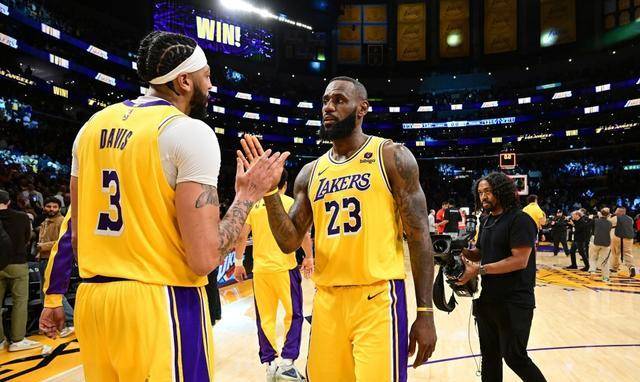 关于雄狮凯撒空砍30分，率队击败湖人登顶西部的信息