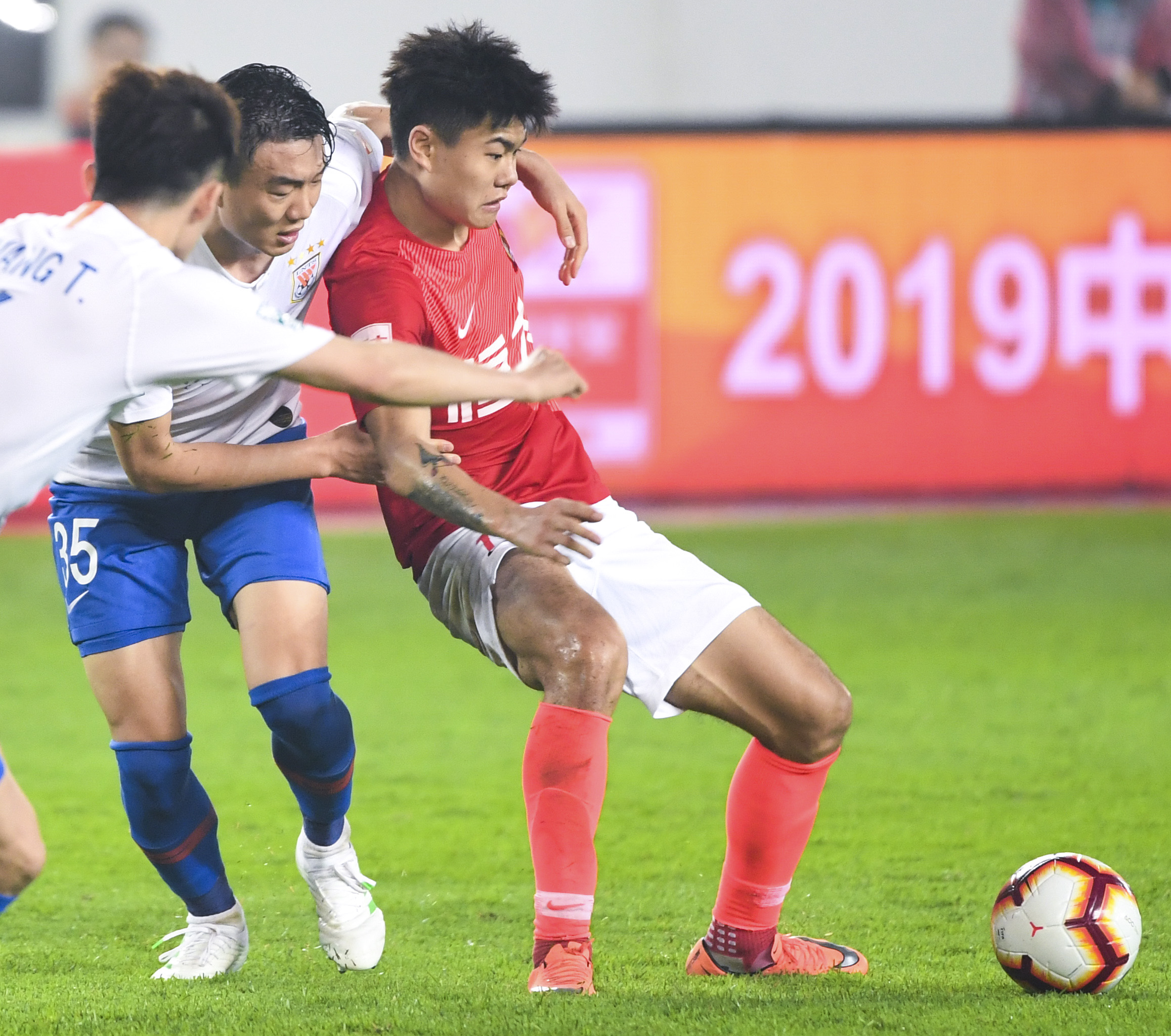 广州恒大主场大胜山东鲁能，积分领跑