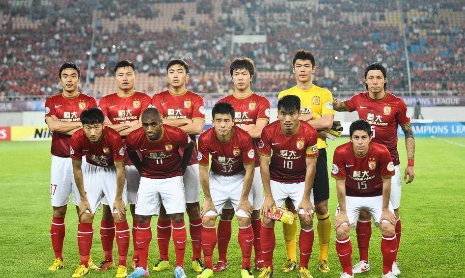 广州恒大主场大胜山东鲁能，积分领跑