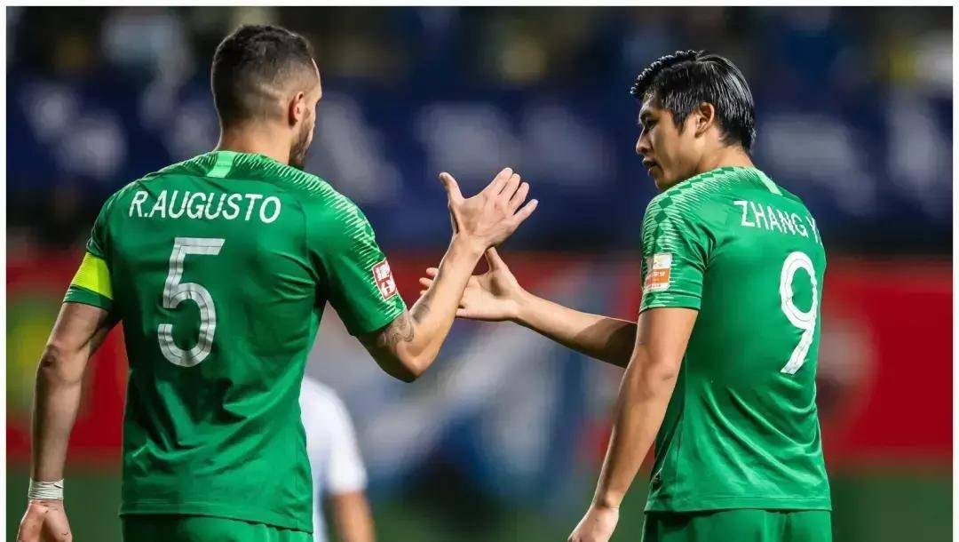 球队势均力敌，攻守交锋！