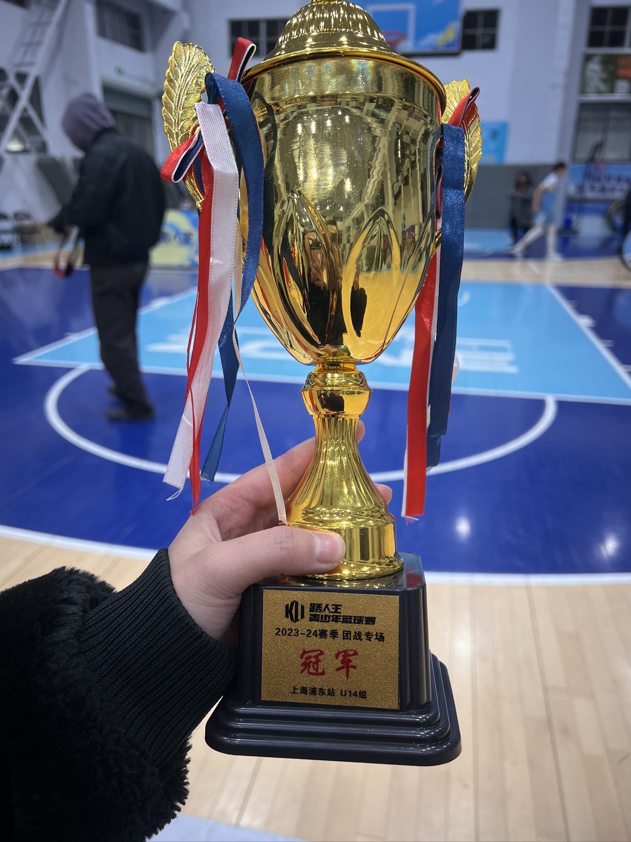 夺冠奖杯陈列球队训练馆，激励队员的简单介绍