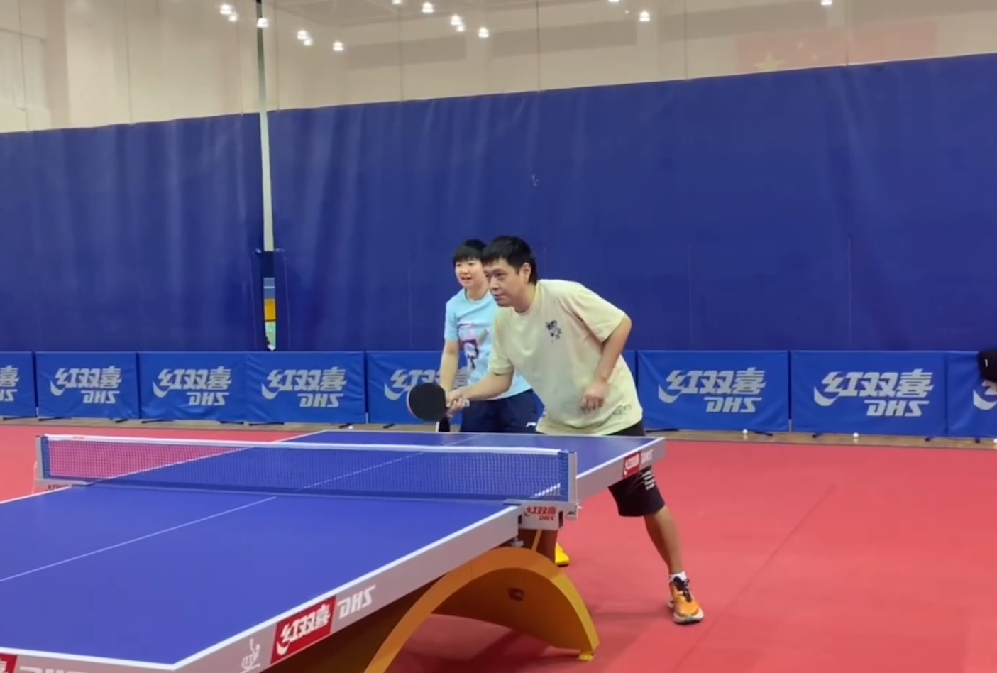 球队教练团队展现默契，战术成功奏效