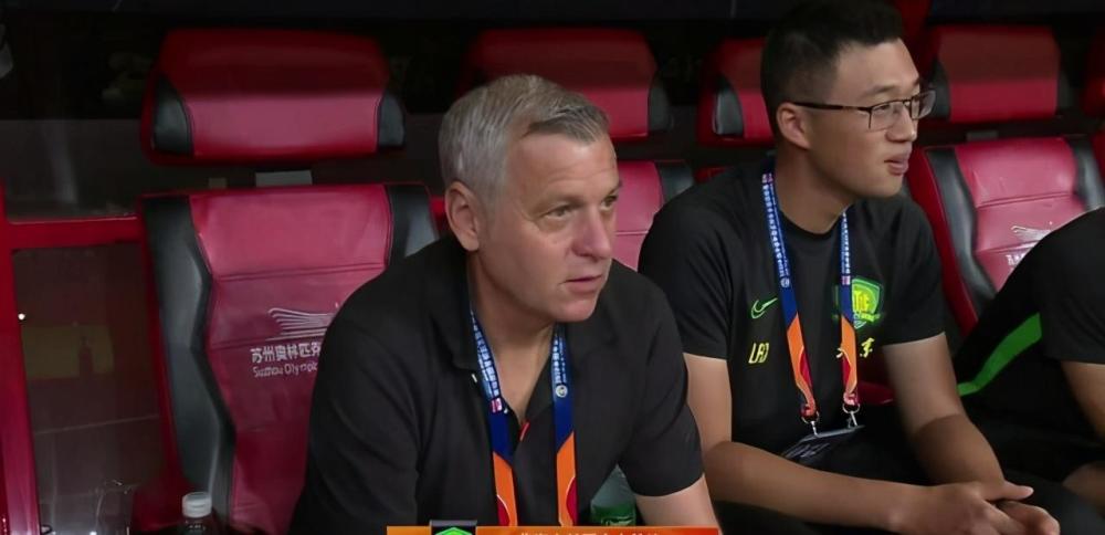 球队教练团队展现默契，战术成功奏效