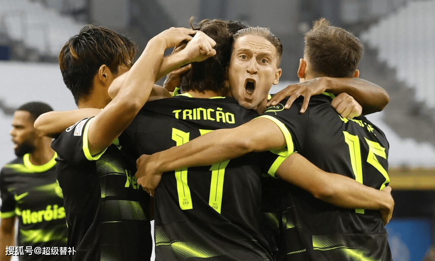 关于阿贾克斯惊险胜利，小组第一稳坐的信息